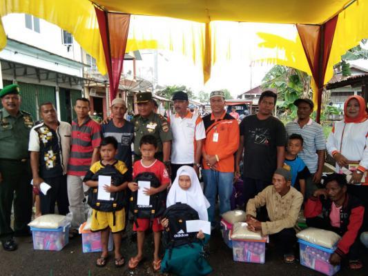 Humas Setda Inhil dan Kodim 0314 Inhil Berikan Bantuan Korban Kebakaran